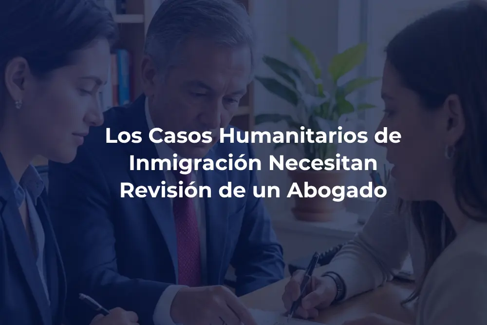 Abogado revisando documentos de un caso humanitario de inmigración con un cliente.