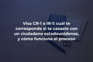 Pasaporte, certificado de matrimonio, bolígrafo y anillos de boda sobre un escritorio, ilustrando el proceso de visa de cónyuge CR-1 e IR-1